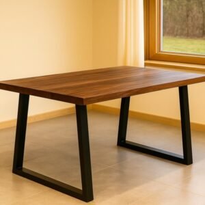 Valgomojo stalas prie lango