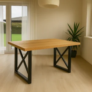 Valgomojo stalas prie didelio lango