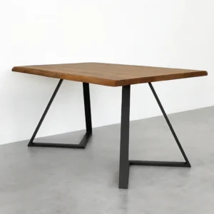 Valgomojo stalas baltam fone