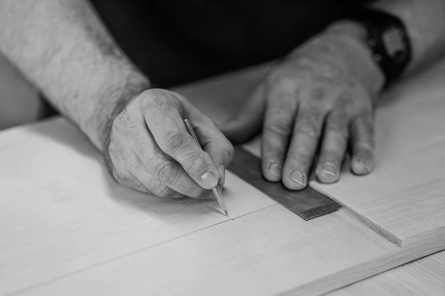 Meistras gamina baldus rankomis – individuali gamyba