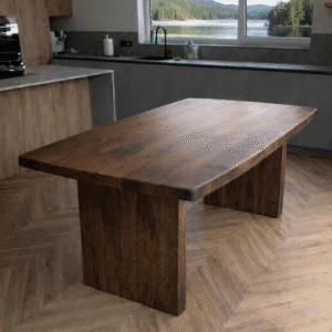 Medinis valgomojo stalas