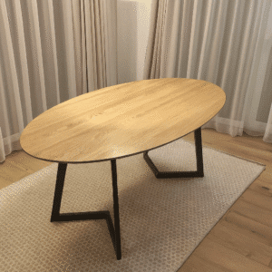 Medinis valgomojo stalas