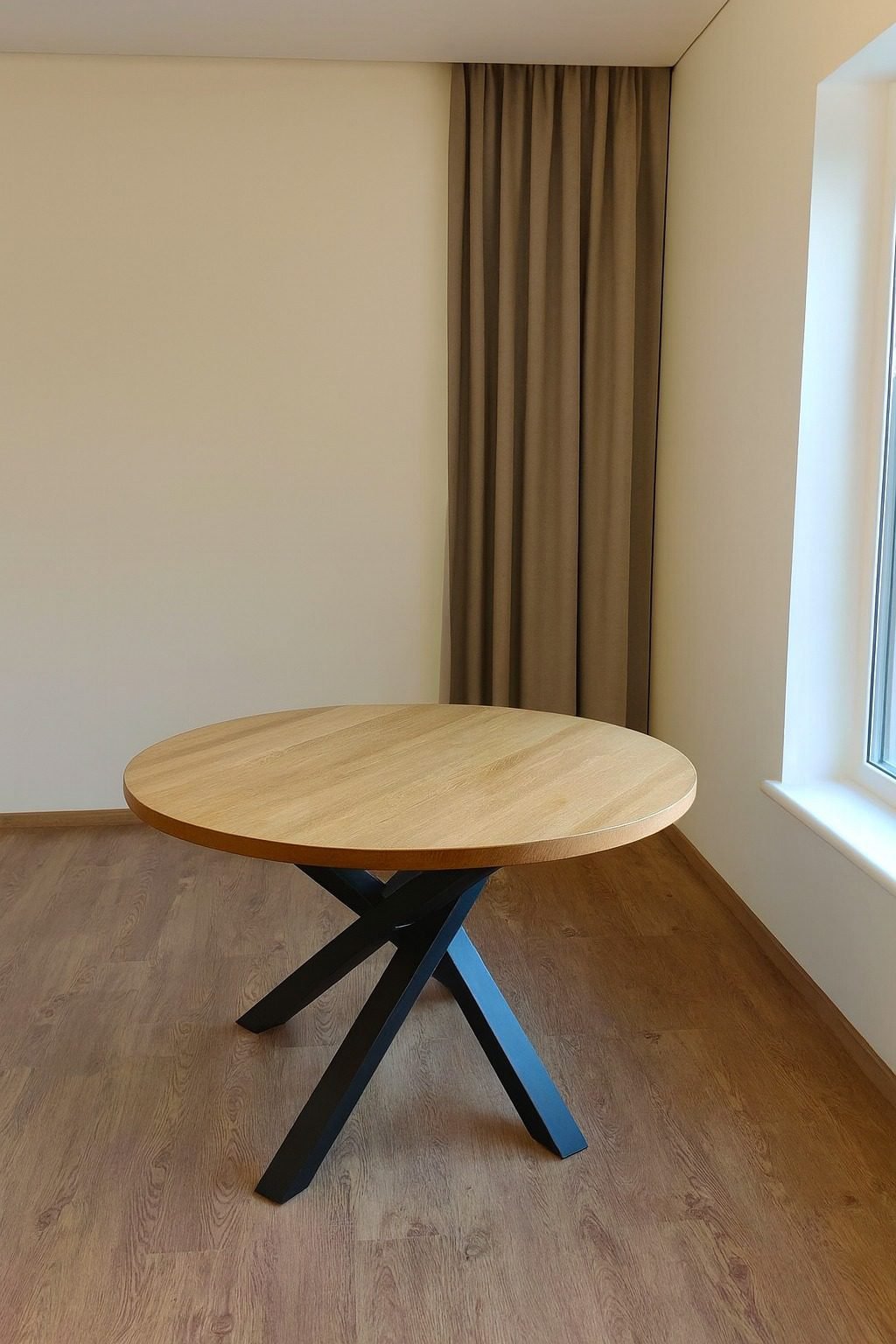 Apvalus medinis stalas