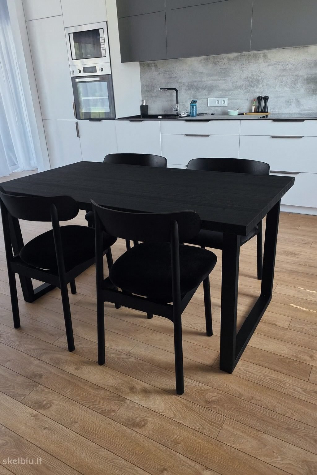 Medinis valgomojo stalas